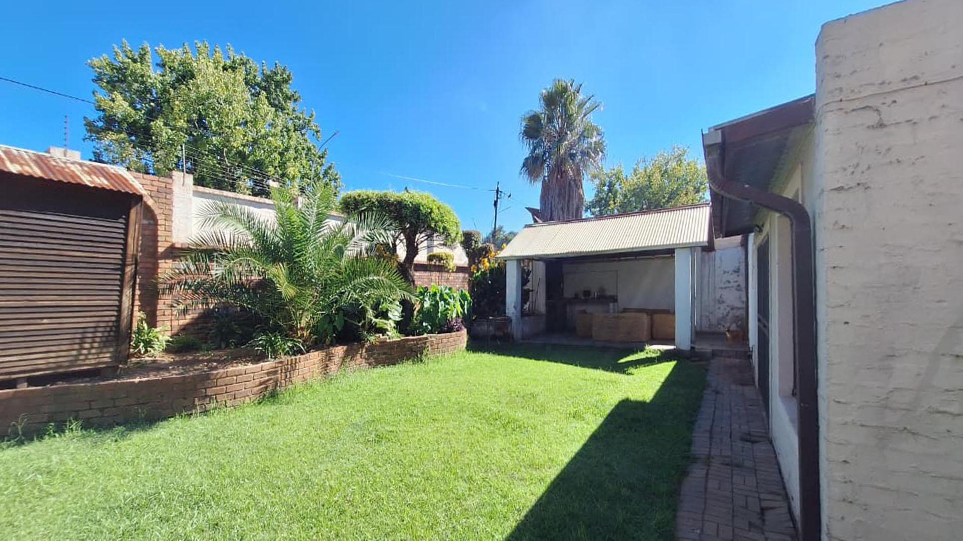 Backyard of property in Heidelberg - GP