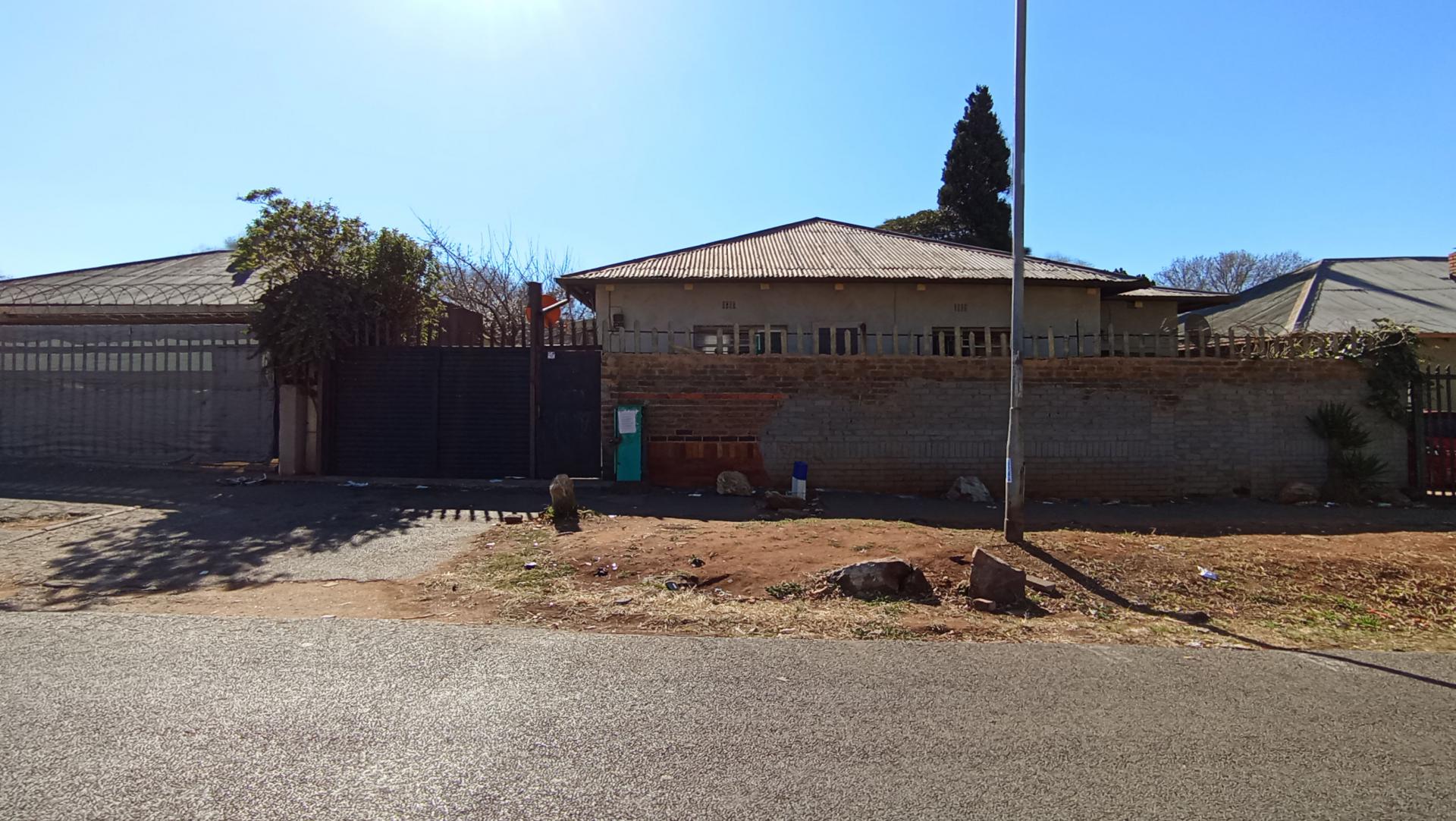 Front View of property in Bezuidenhout Valley