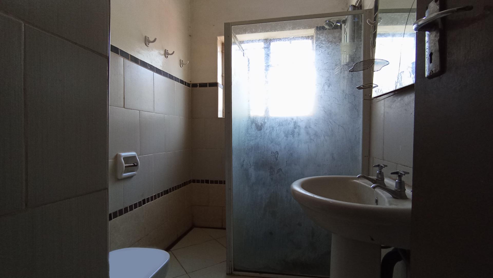 Bathroom 1 - 5 square meters of property in Bezuidenhout Valley