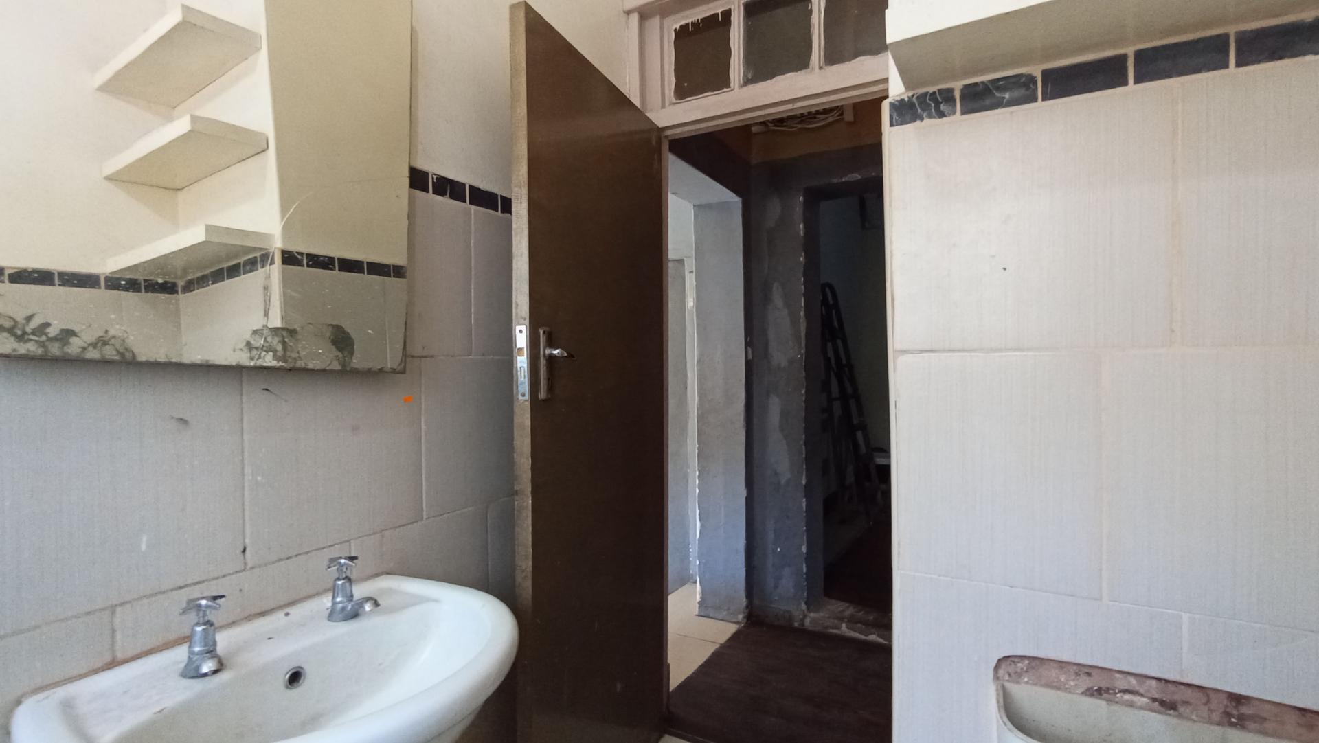 Bathroom 1 - 5 square meters of property in Bezuidenhout Valley