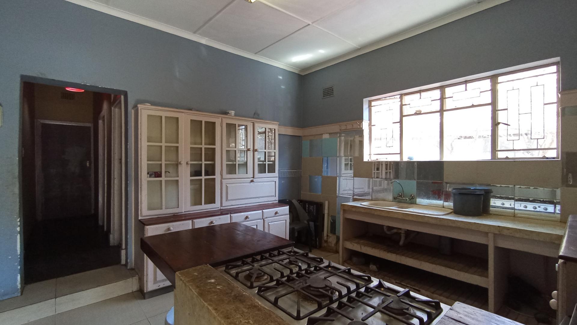 Kitchen - 17 square meters of property in Bezuidenhout Valley