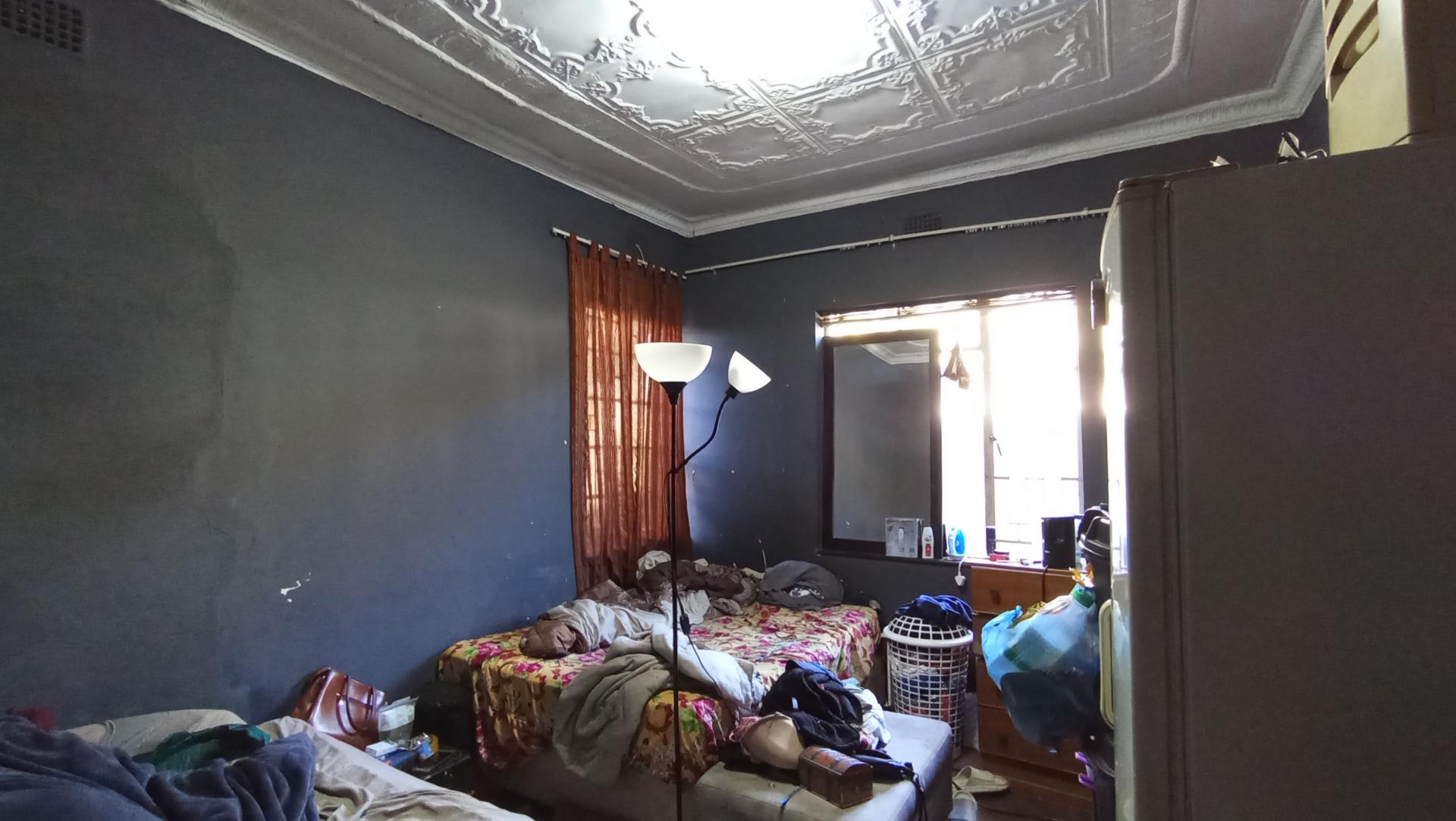 Bed Room 1 - 30 square meters of property in Bezuidenhout Valley