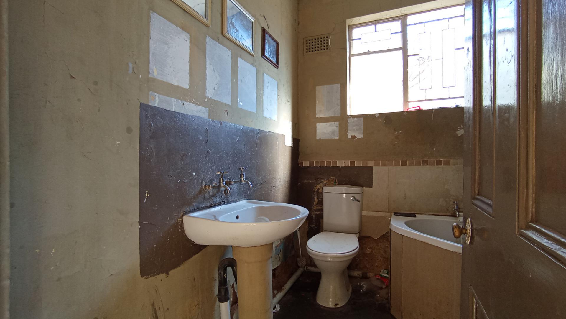 Bathroom 2 - 6 square meters of property in Bezuidenhout Valley