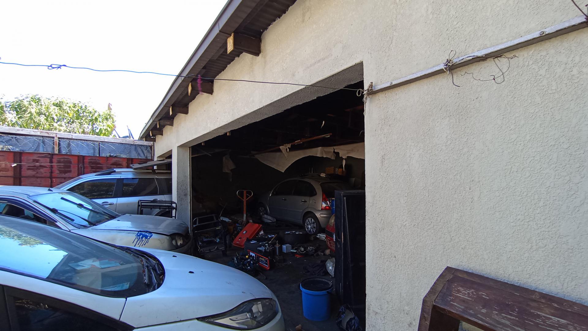 Garage - 56 square meters of property in Bezuidenhout Valley