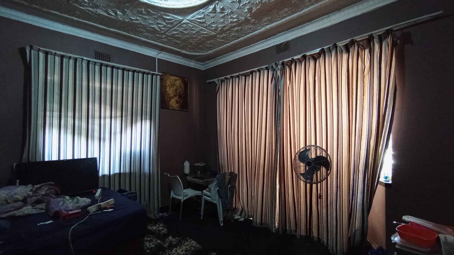 Bed Room 2 - 31 square meters of property in Bezuidenhout Valley