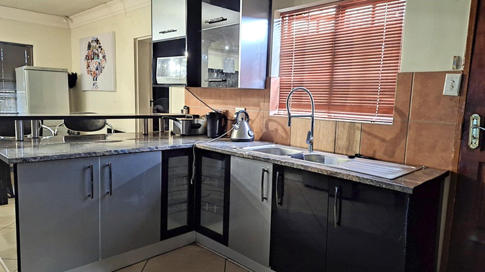 Kitchen of property in Vista Park