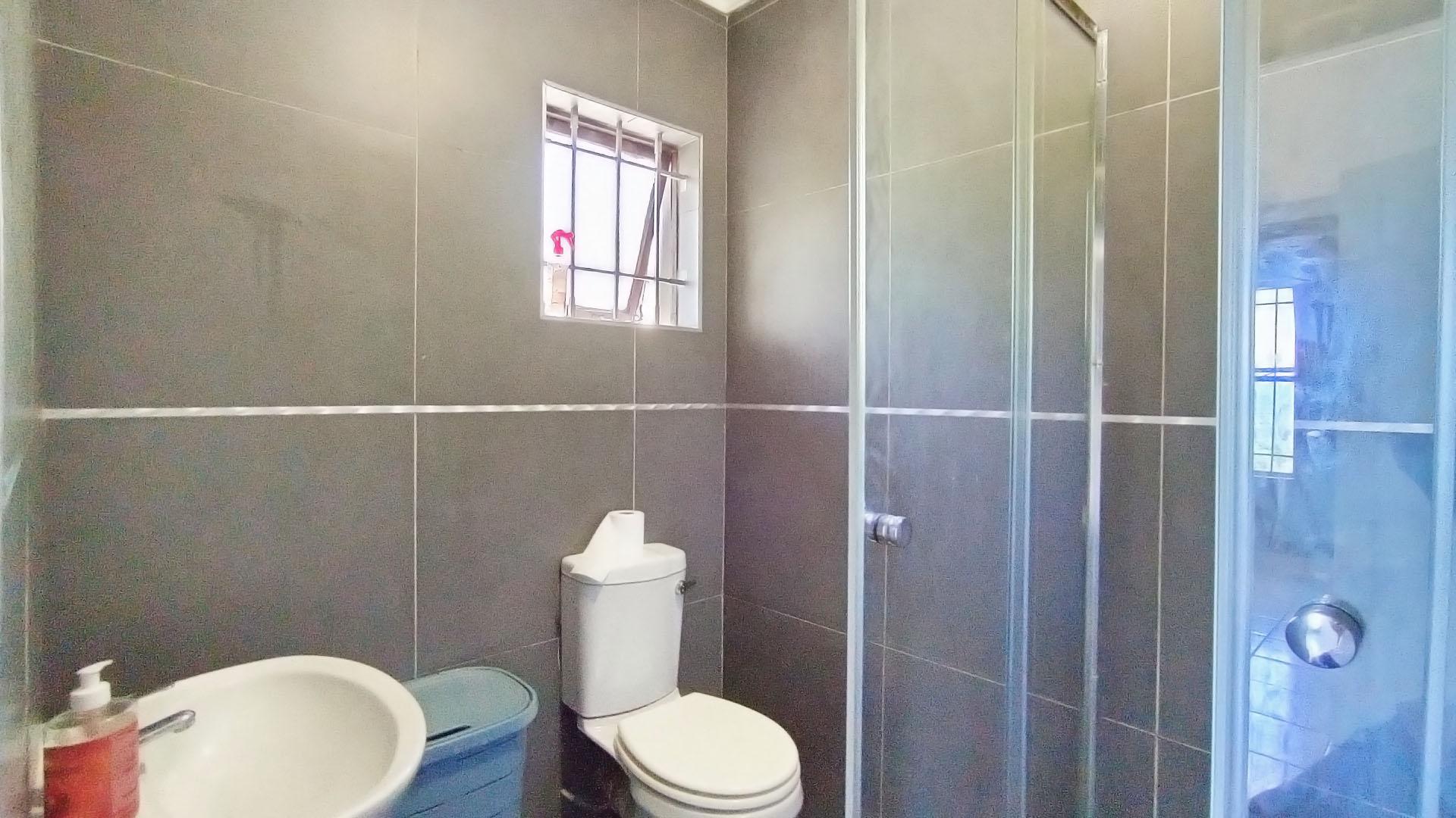 Main Bathroom - 5 square meters of property in Shallcross 