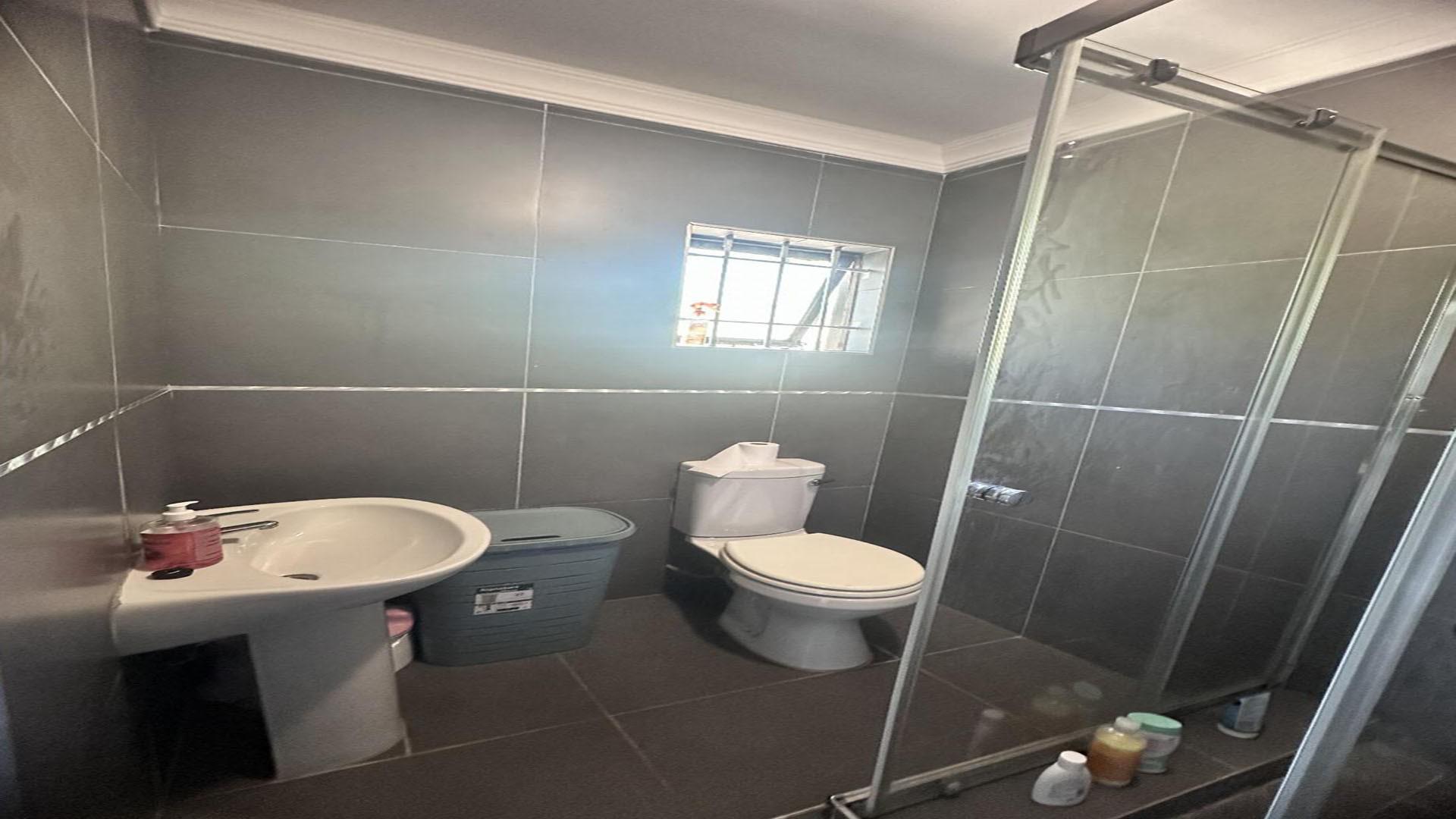 Bathroom 1 - 9 square meters of property in Shallcross 