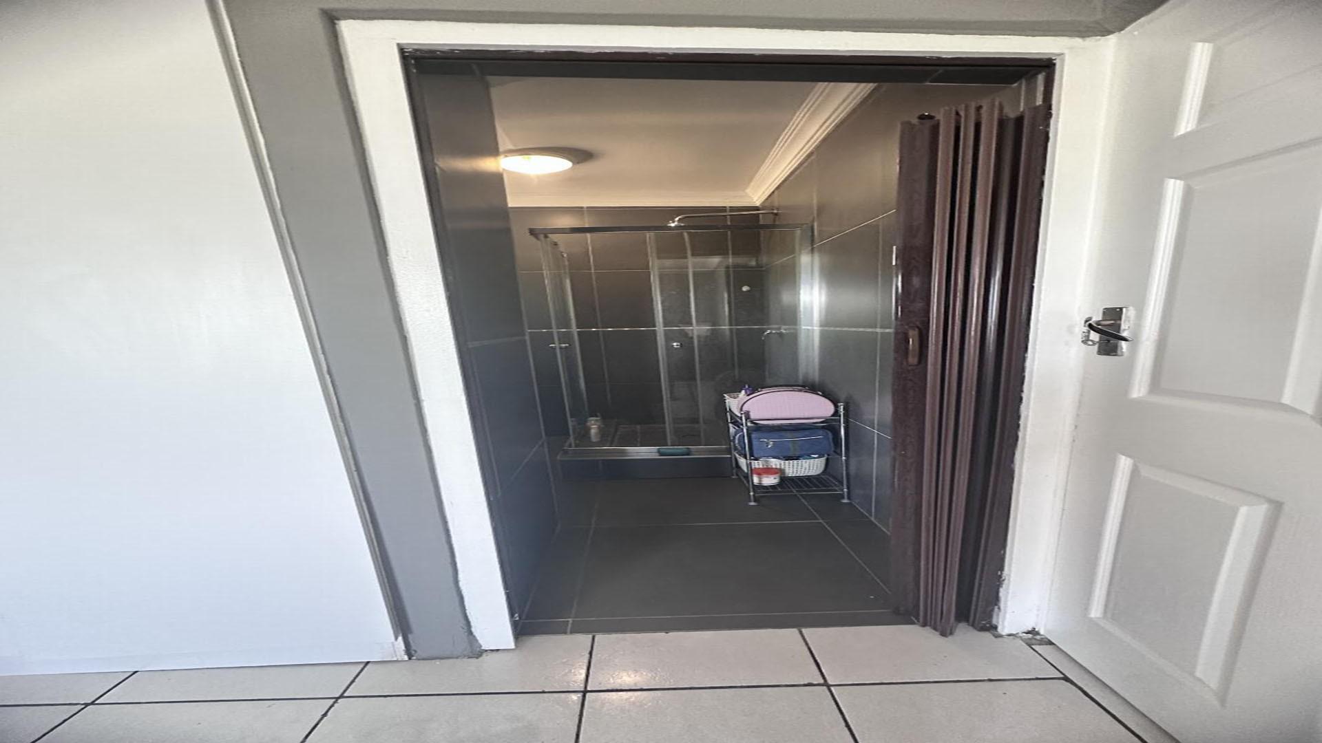 Main Bathroom - 5 square meters of property in Shallcross 