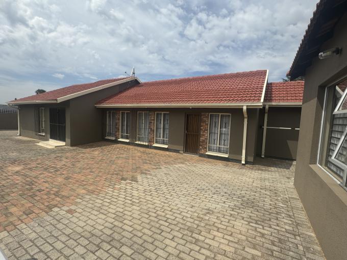 8 Bedroom House for Sale For Sale in Witpoortjie - MR659015
