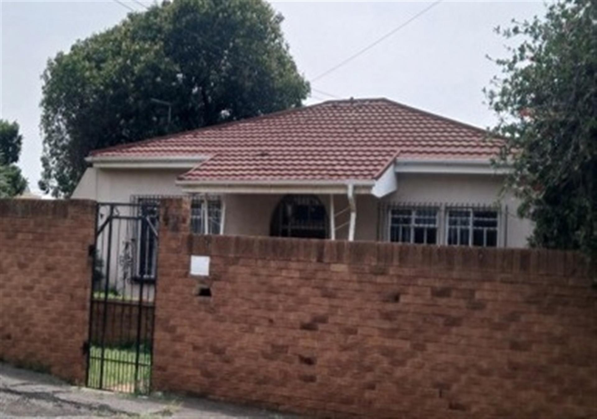 Front View of property in Primrose
