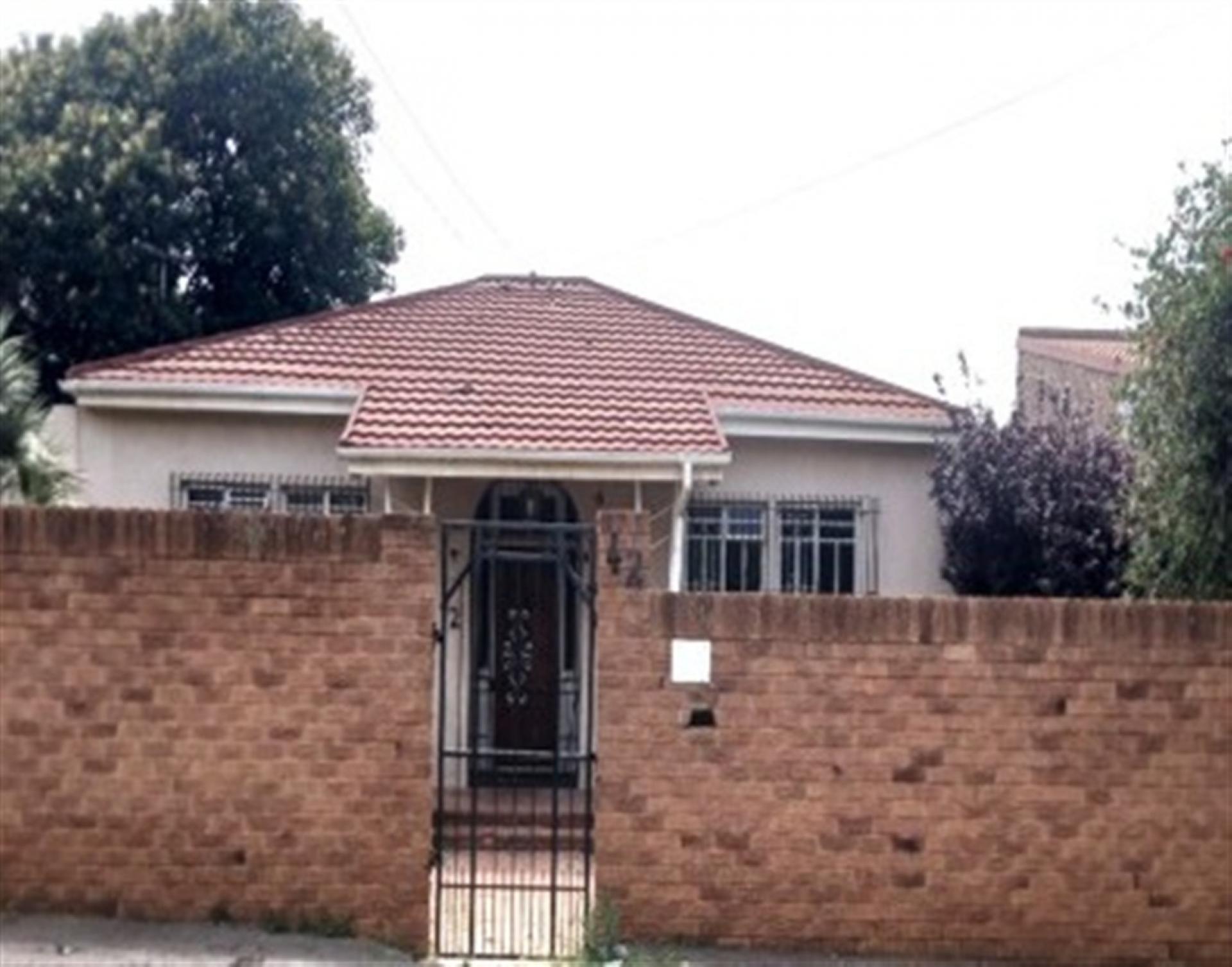 Front View of property in Primrose