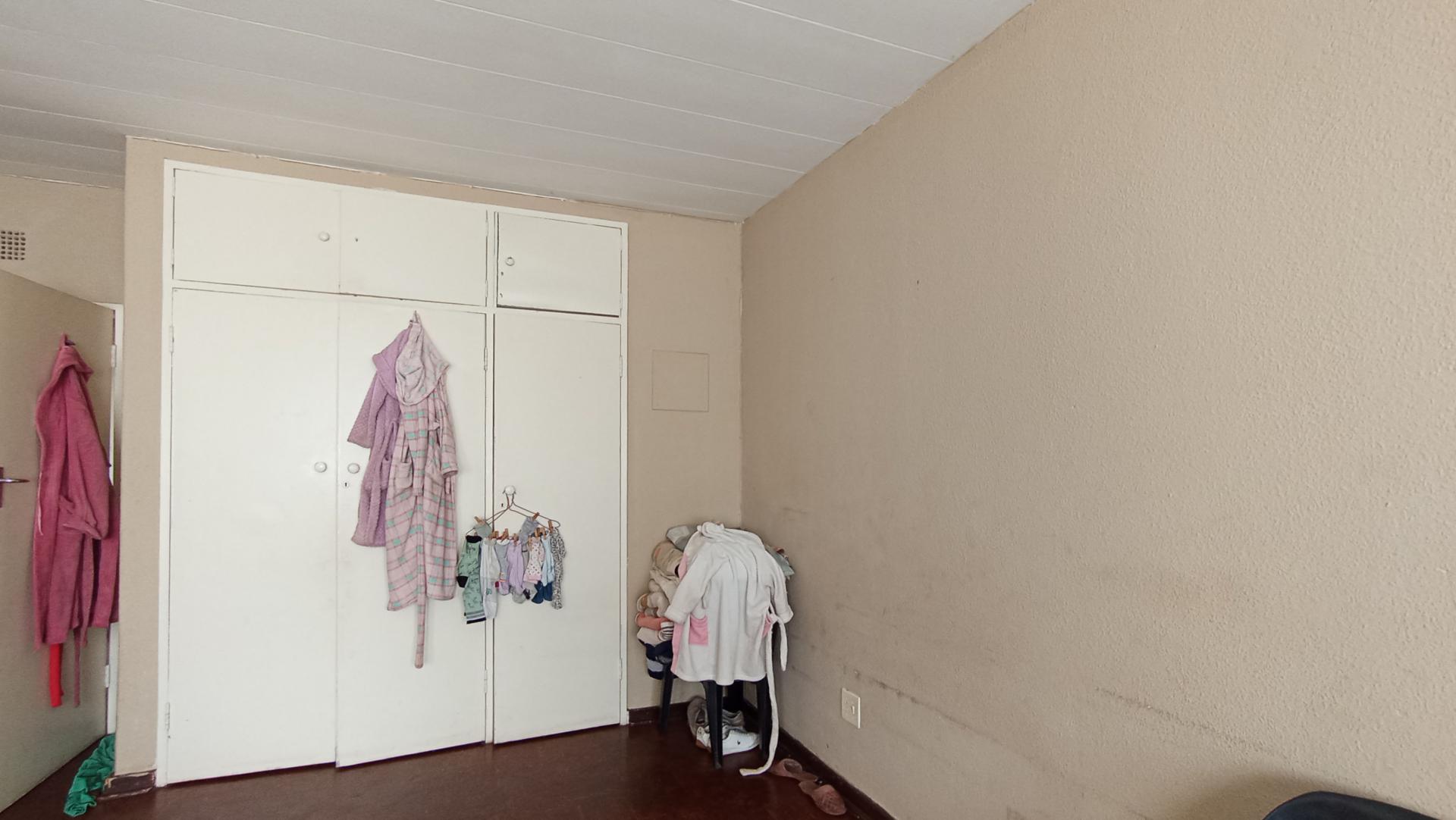 Bed Room 1 - 25 square meters of property in Germiston