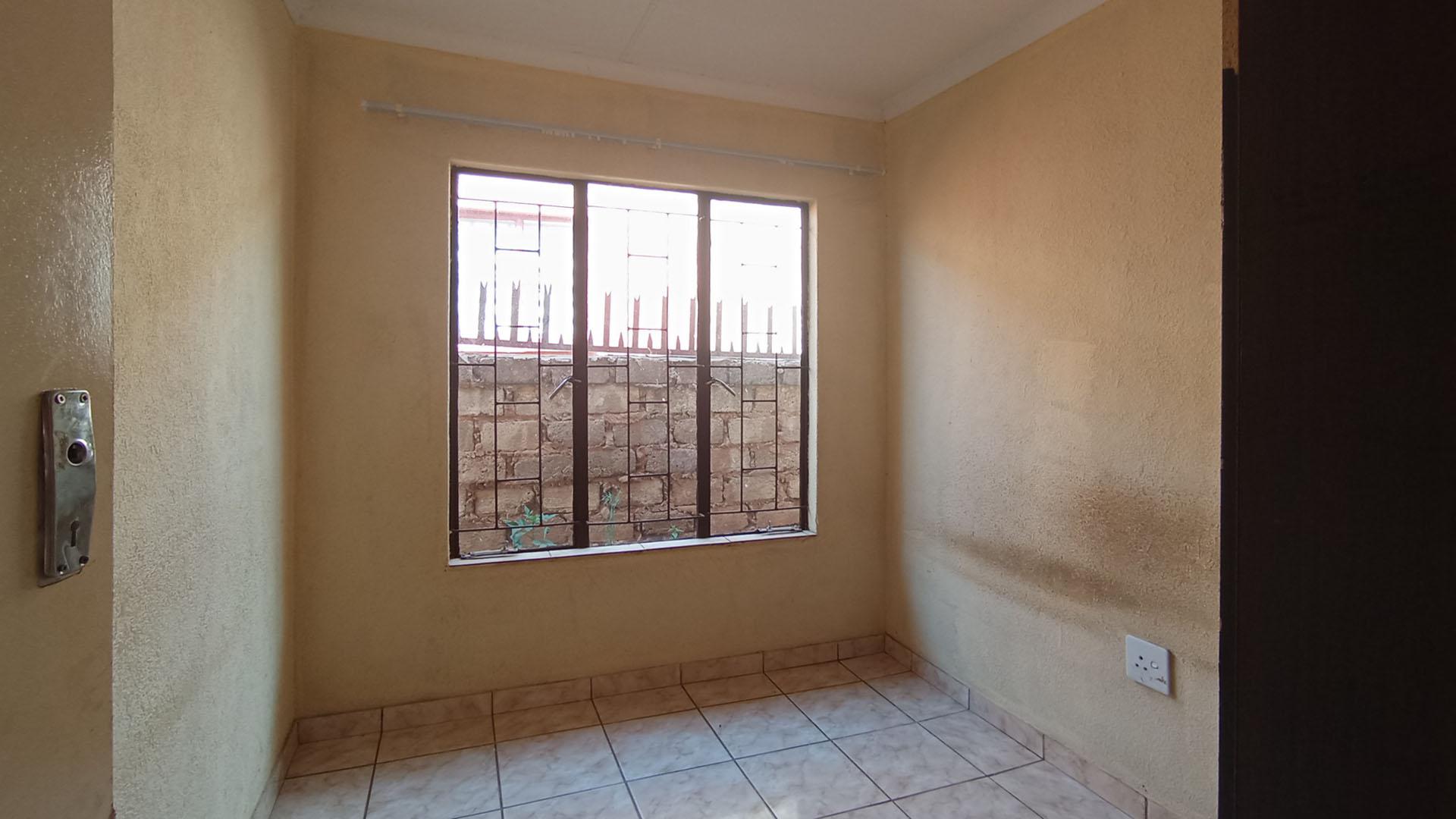 Bed Room 1 - 8 square meters of property in Soshanguve East