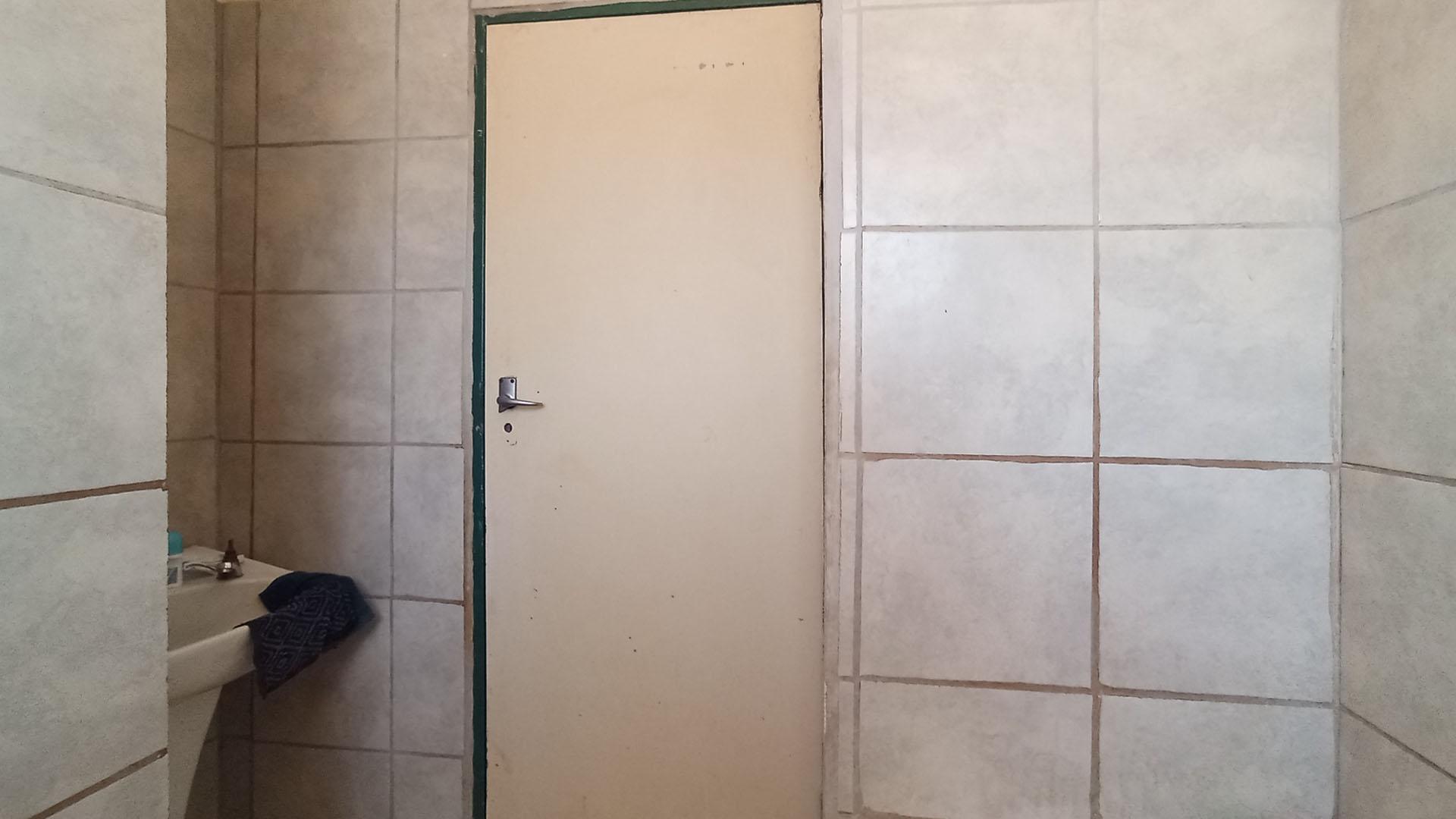 Bathroom 1 - 4 square meters of property in The Orchards