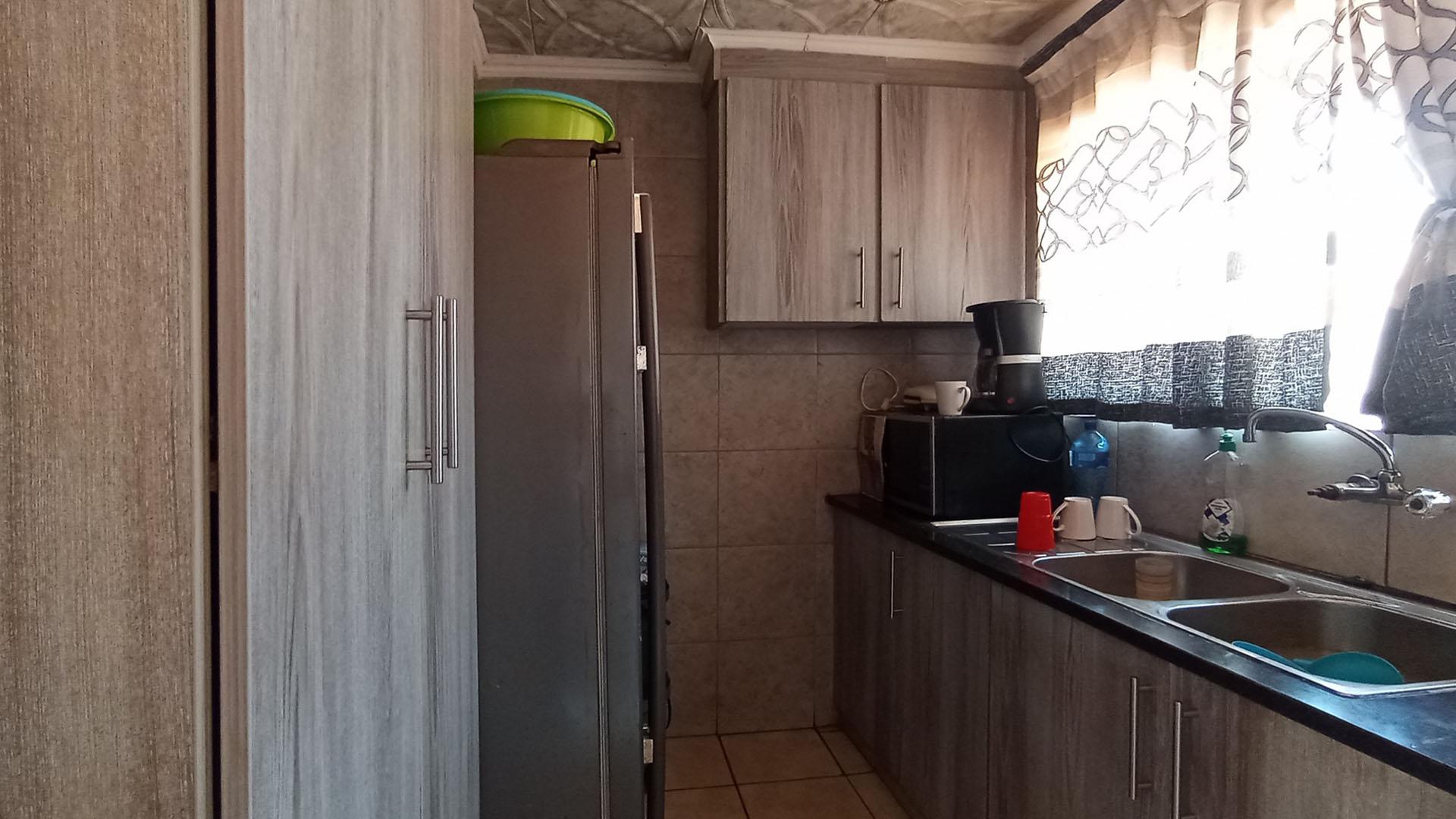 Kitchen - 9 square meters of property in The Orchards