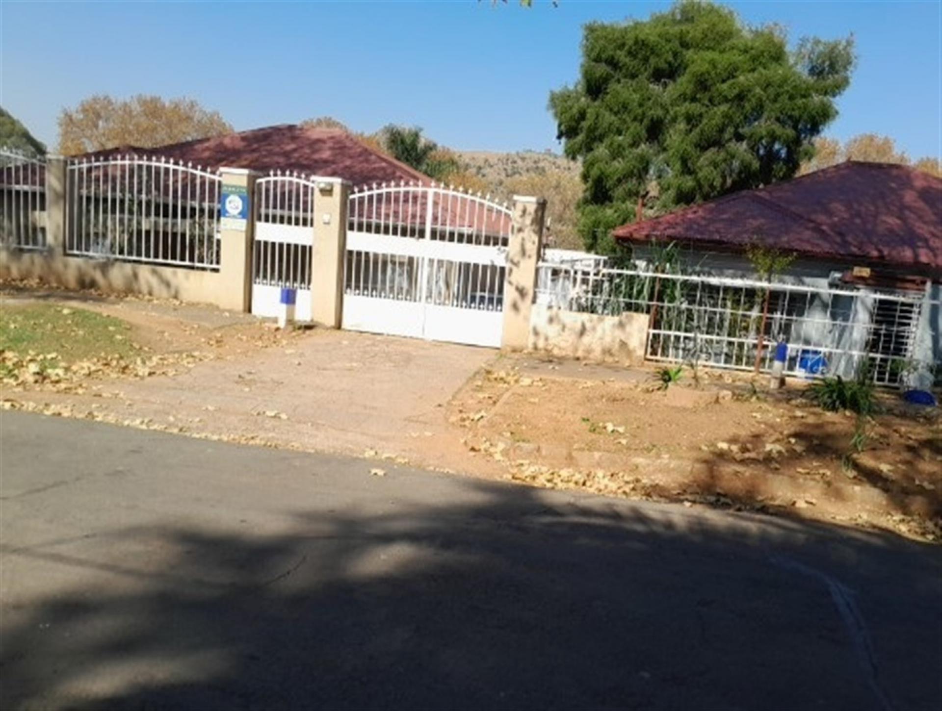 Front View of property in Bezuidenhout Valley