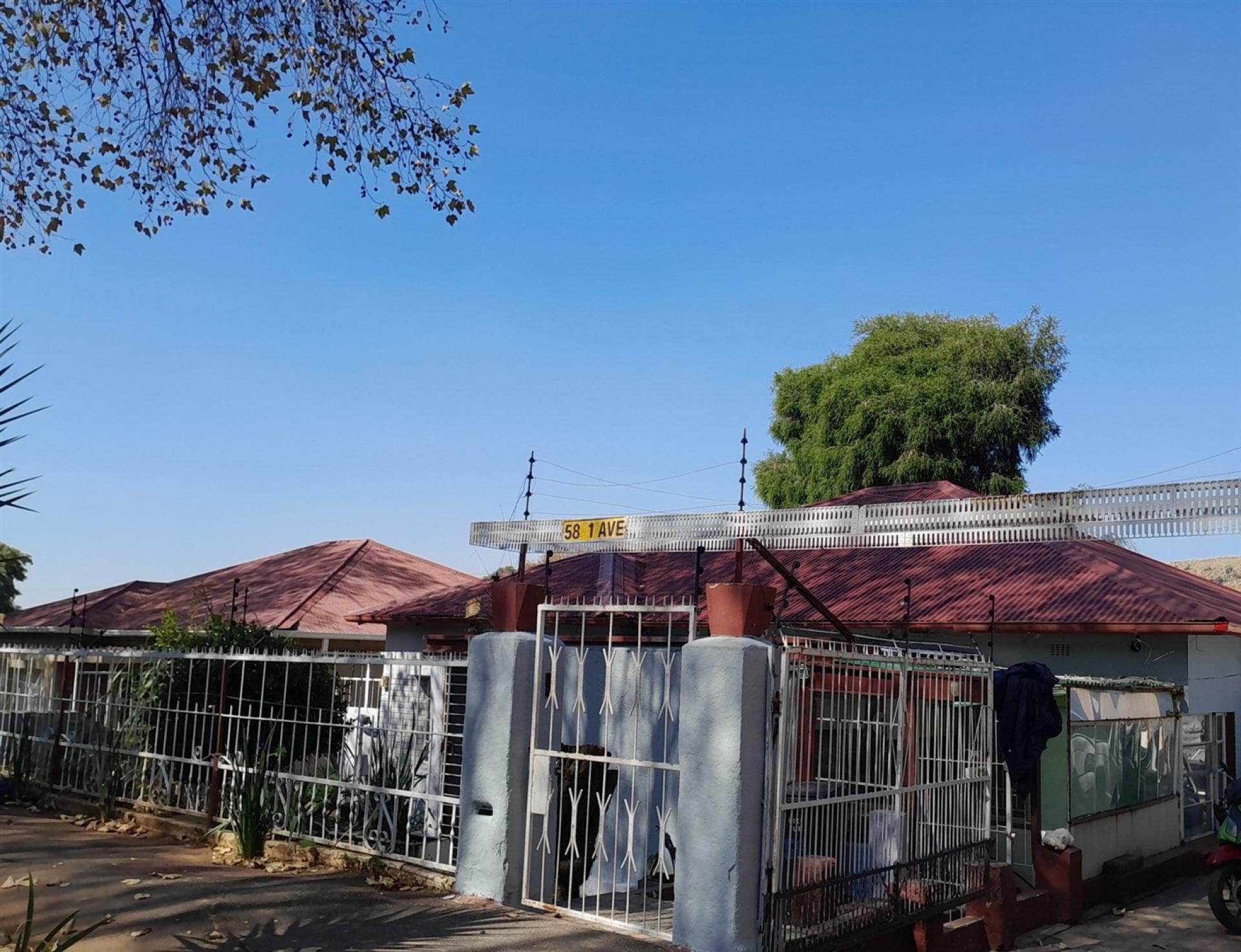 Front View of property in Bezuidenhout Valley