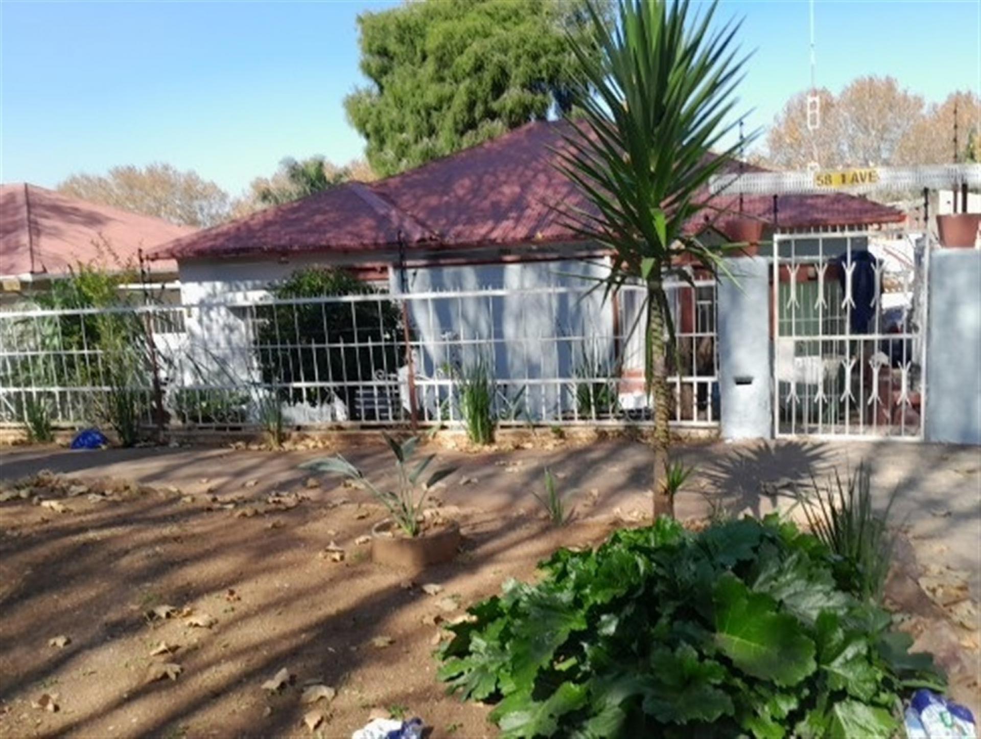Front View of property in Bezuidenhout Valley