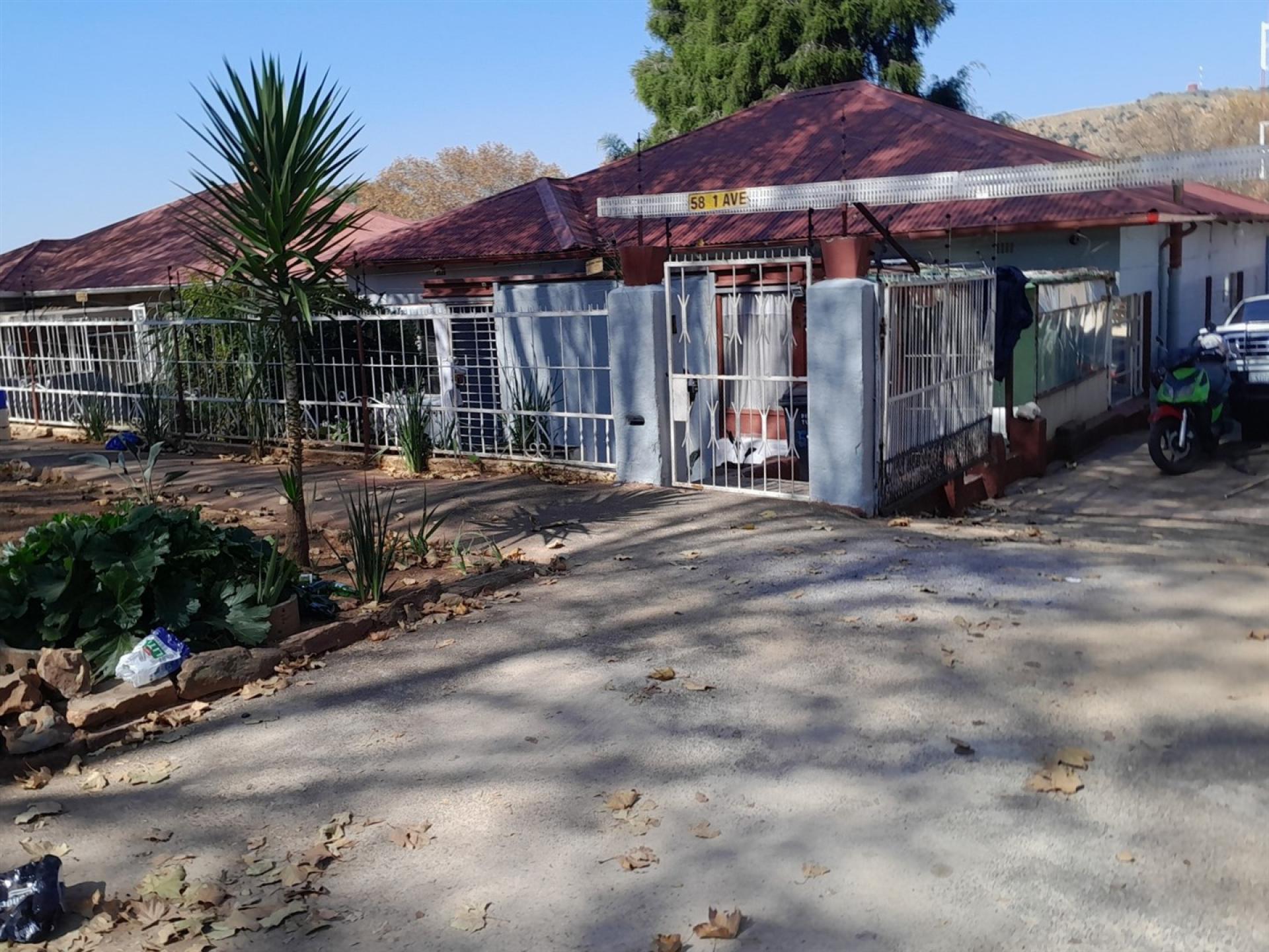 Front View of property in Bezuidenhout Valley