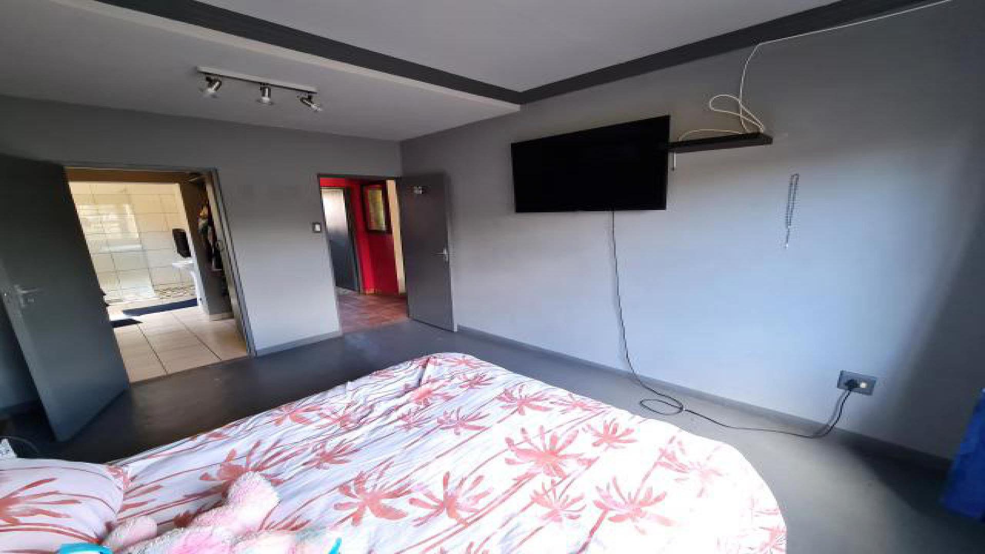 Bed Room 1 of property in Jeffrey's Bay