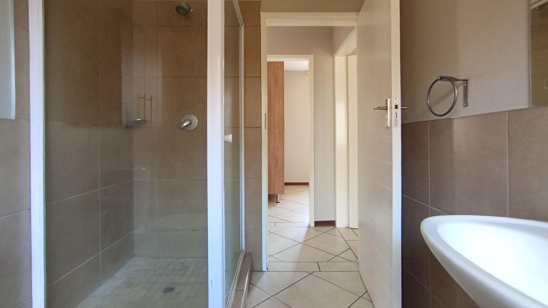 Bathroom 1 - 5 square meters of property in Monavoni