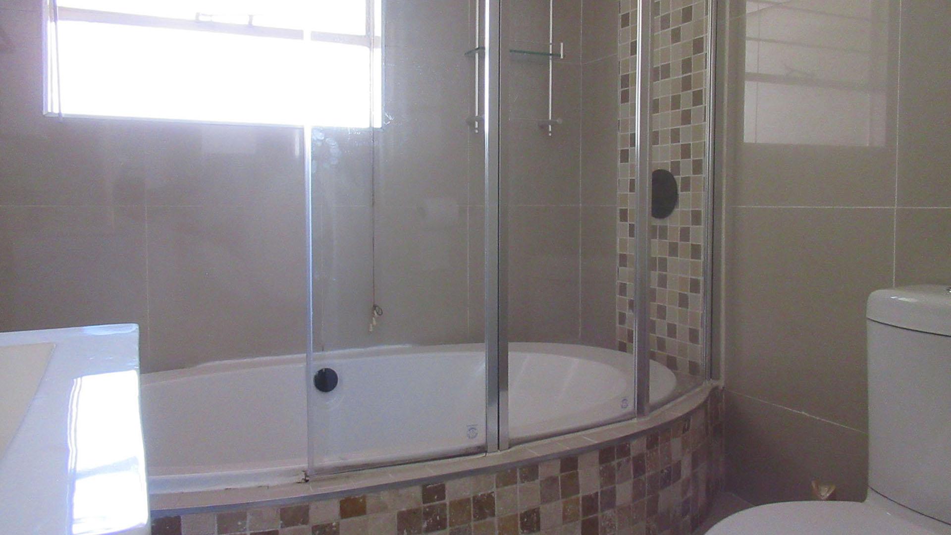 Bathroom 1 - 5 square meters of property in Lone Hill