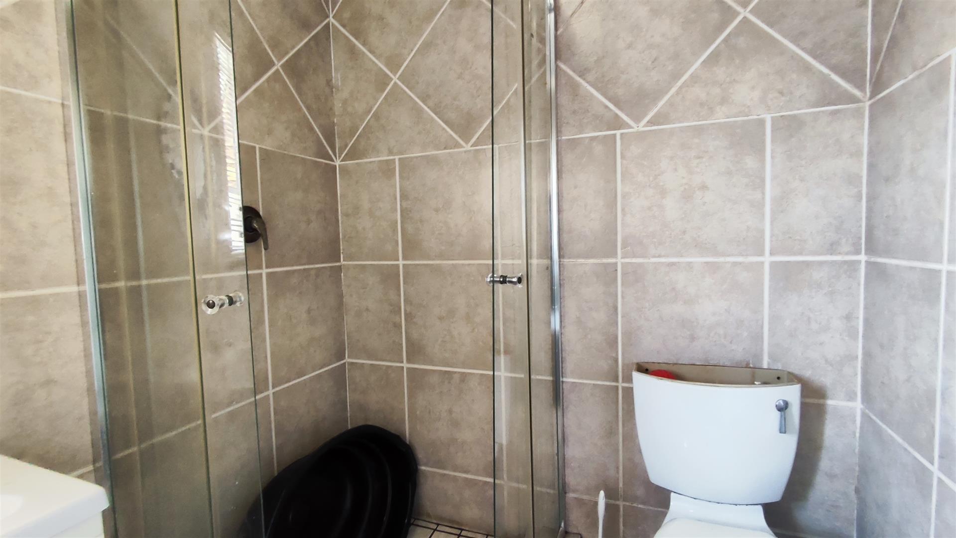 Bathroom 1 - 5 square meters of property in Alberton