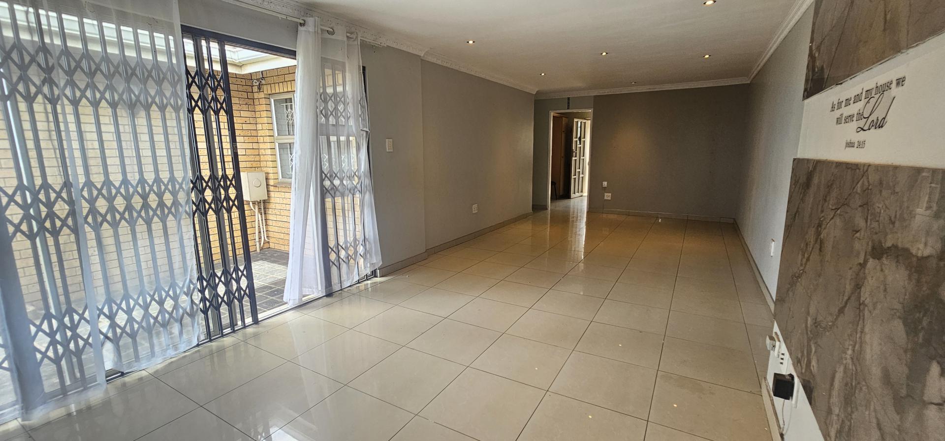 Lounges - 16 square meters of property in Orient Hills