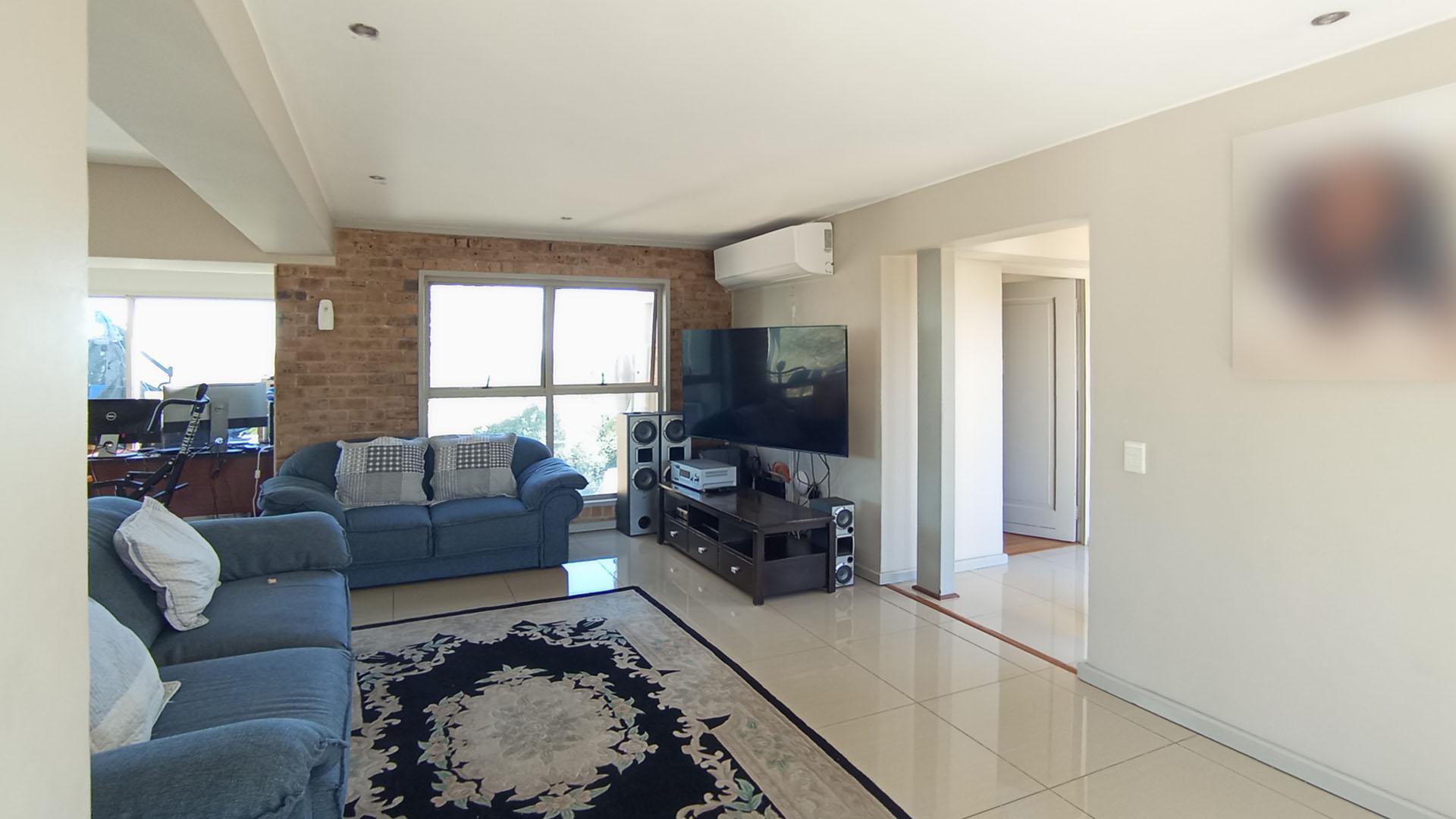 Lounges - 102 square meters of property in Saddlebrook Estate