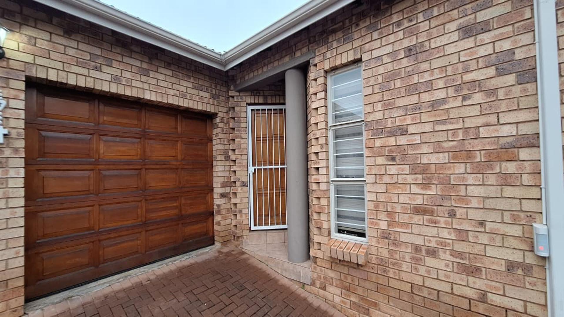 Front View of property in Weltevreden Park