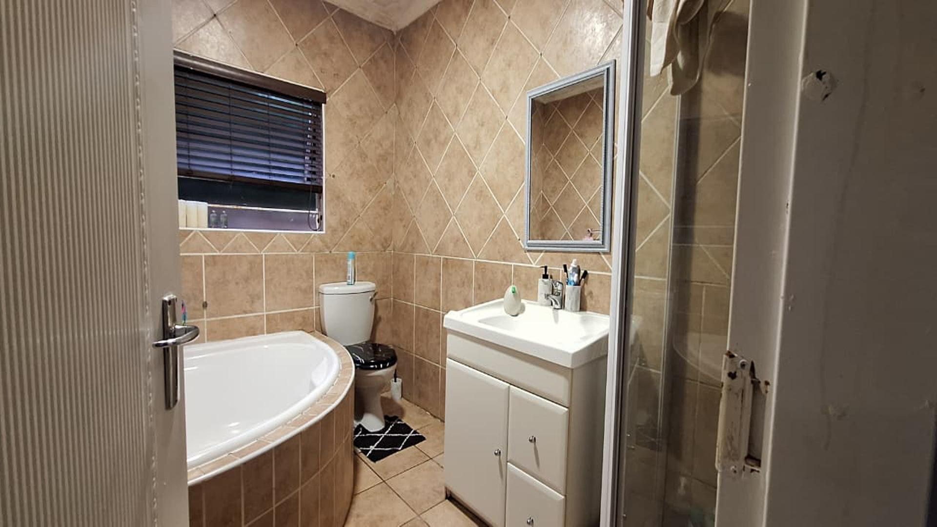 Main Bathroom - 7 square meters of property in Weltevreden Park