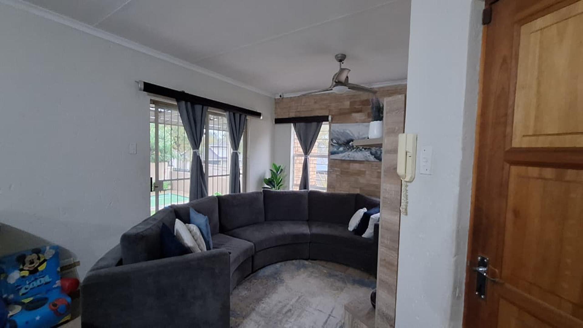 Lounges - 14 square meters of property in Weltevreden Park