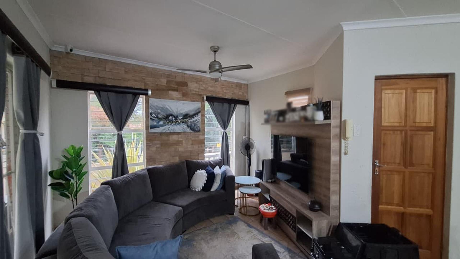 Lounges - 14 square meters of property in Weltevreden Park