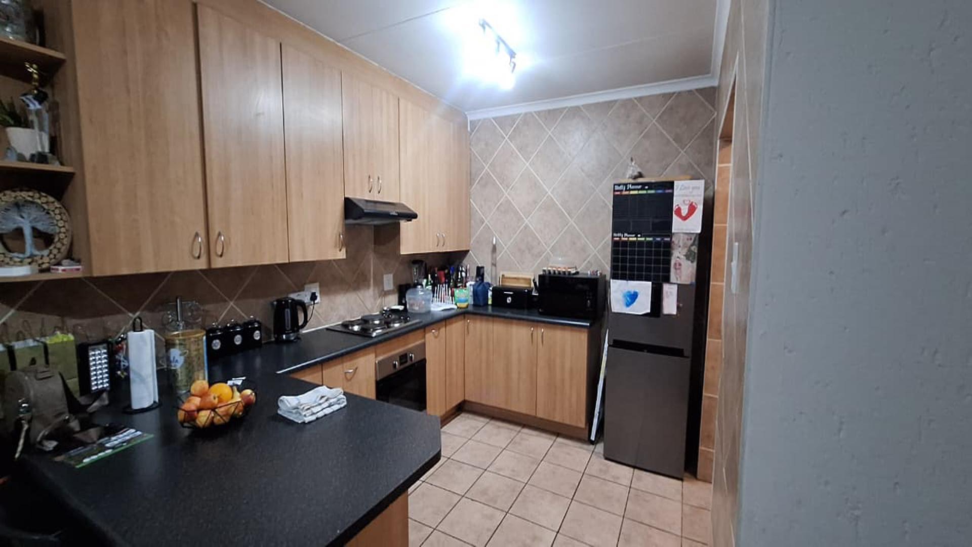 Kitchen - 13 square meters of property in Weltevreden Park