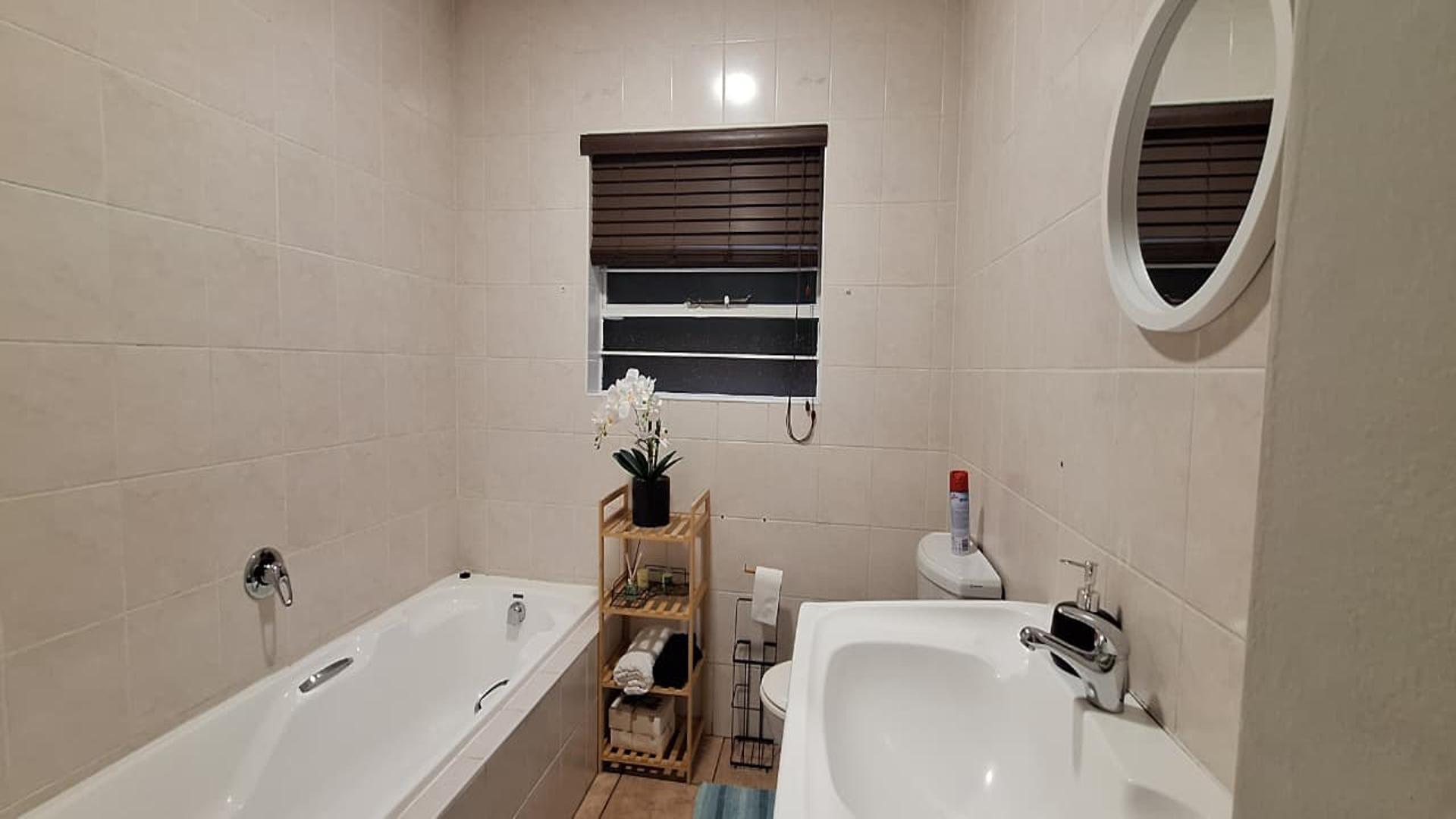Bathroom 1 - 7 square meters of property in Weltevreden Park