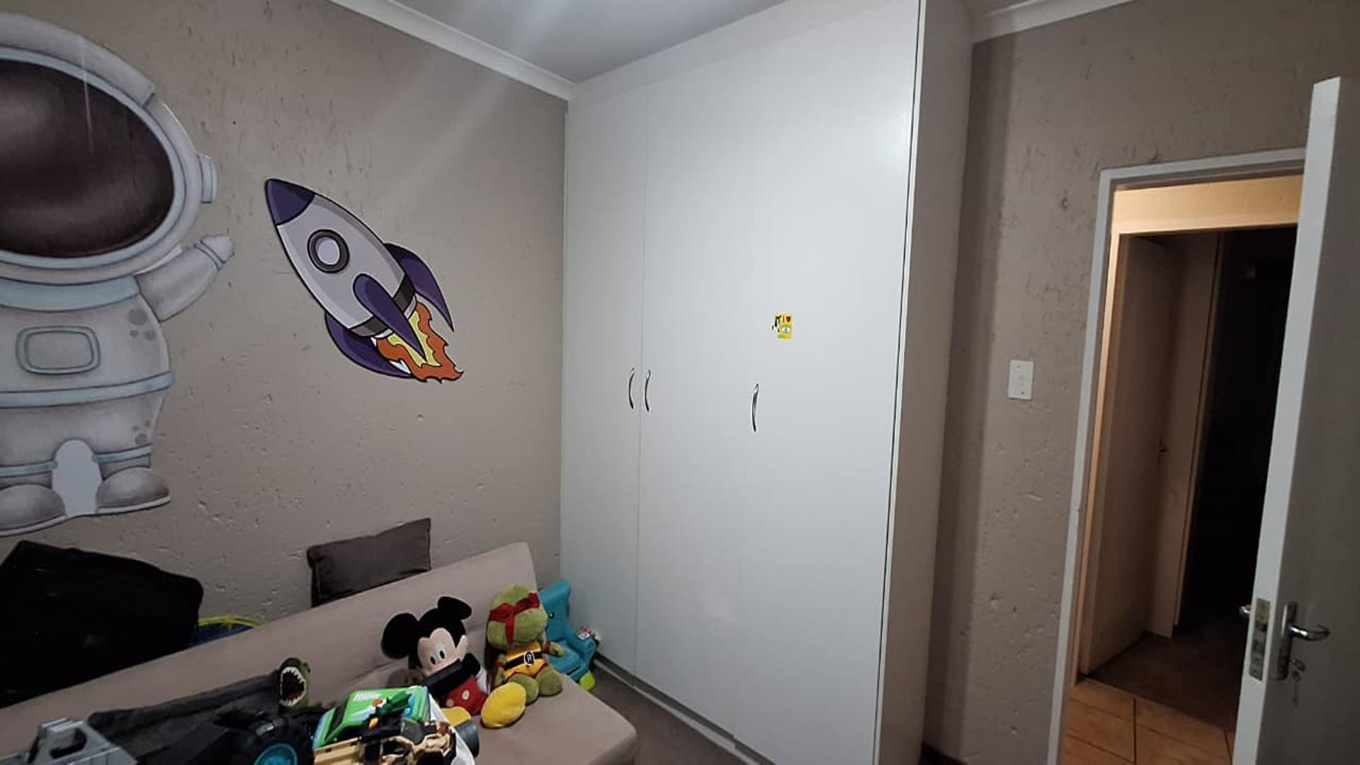 Bed Room 2 - 10 square meters of property in Weltevreden Park