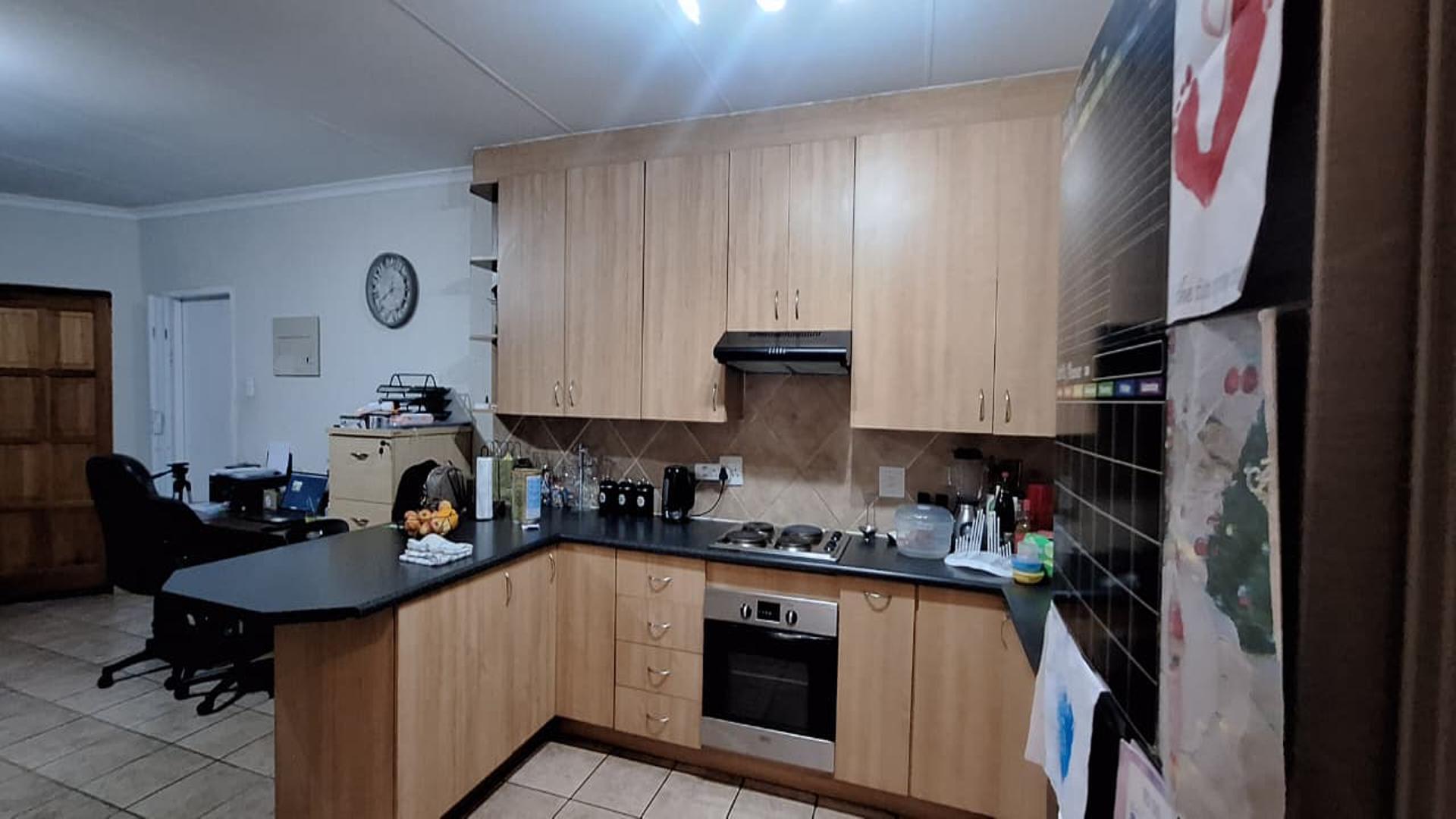 Kitchen - 13 square meters of property in Weltevreden Park