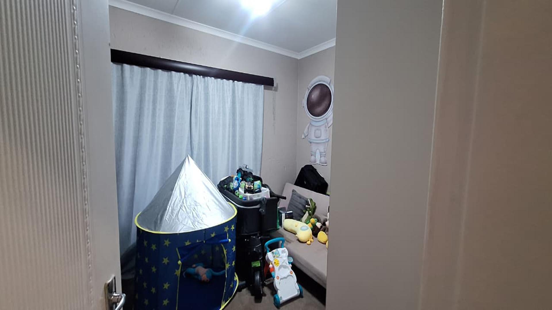Bed Room 2 - 10 square meters of property in Weltevreden Park