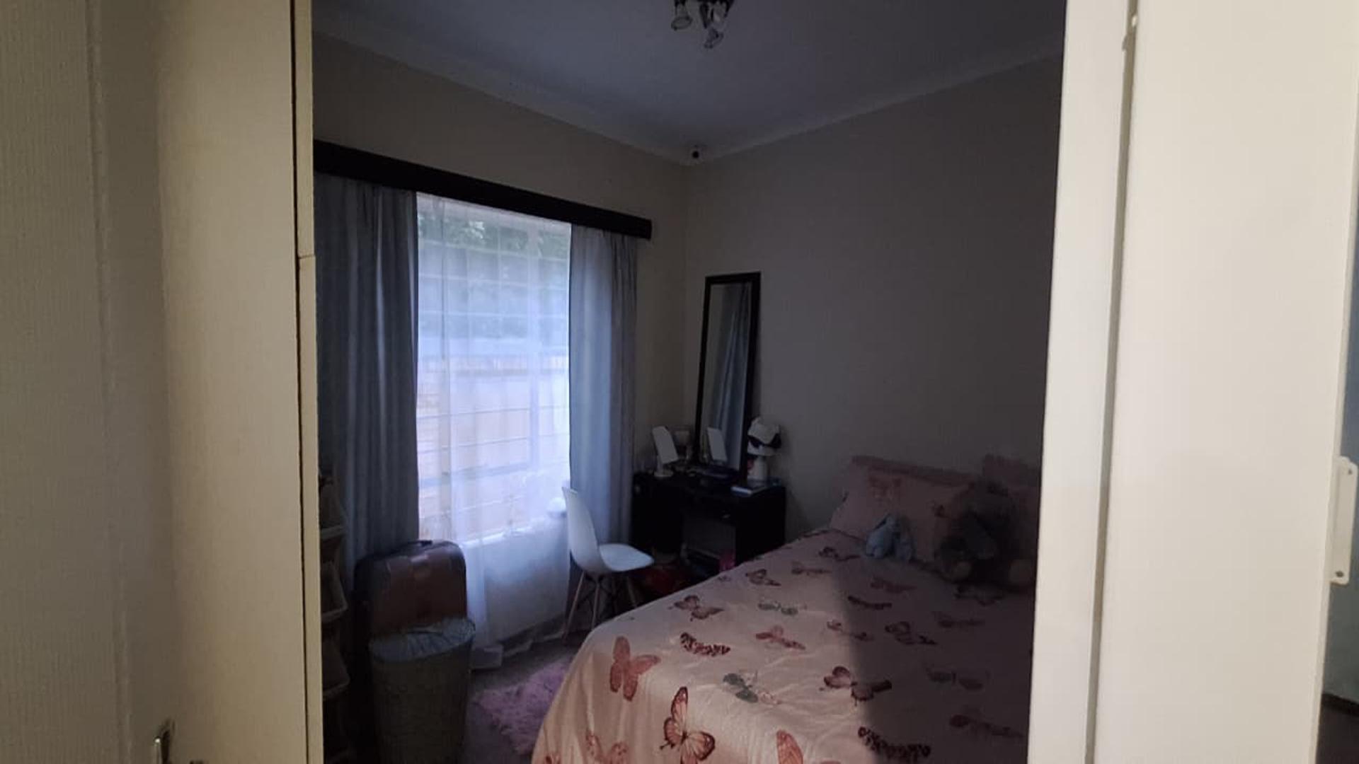 Bed Room 1 - 10 square meters of property in Weltevreden Park