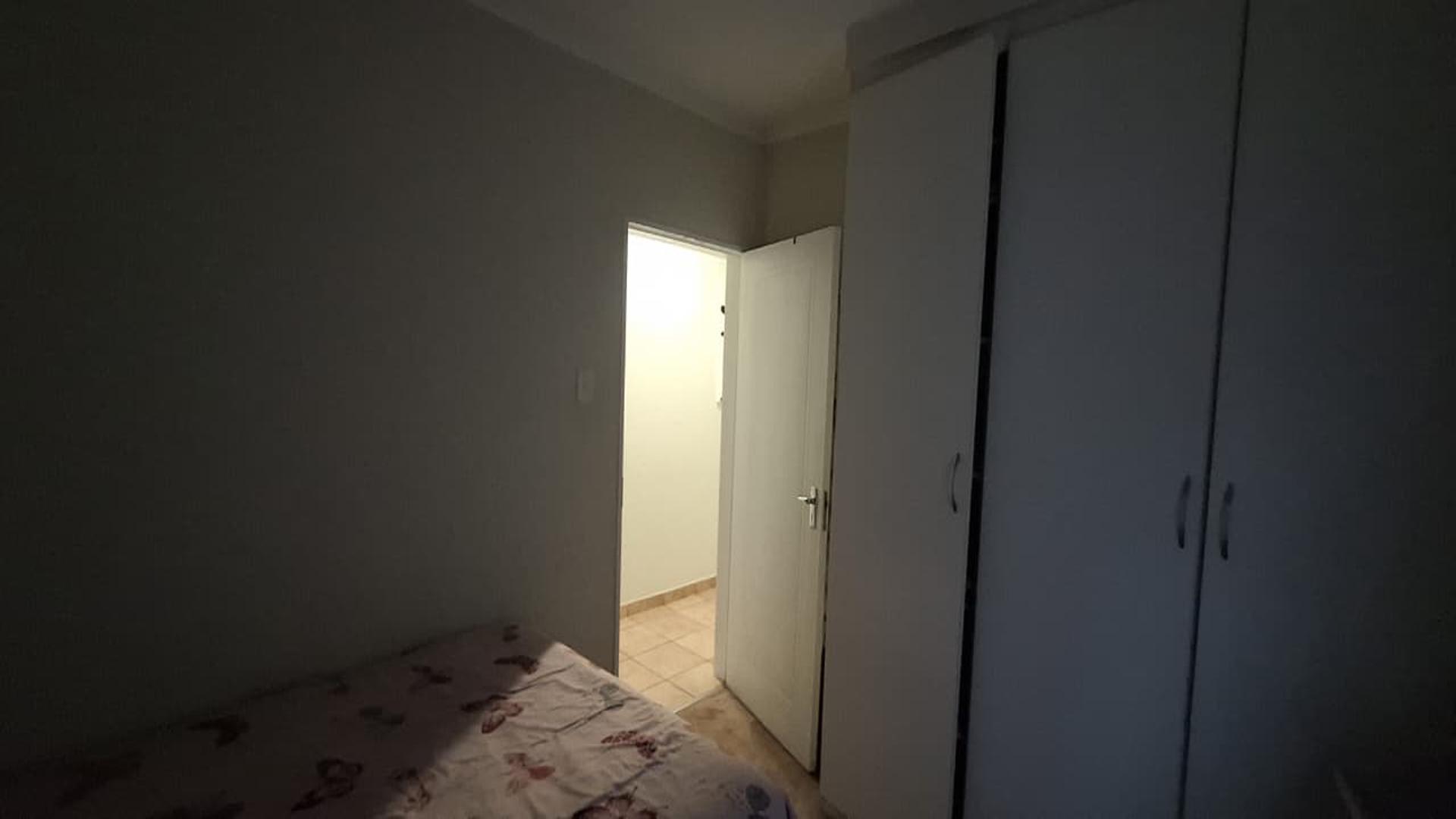 Bed Room 1 - 10 square meters of property in Weltevreden Park