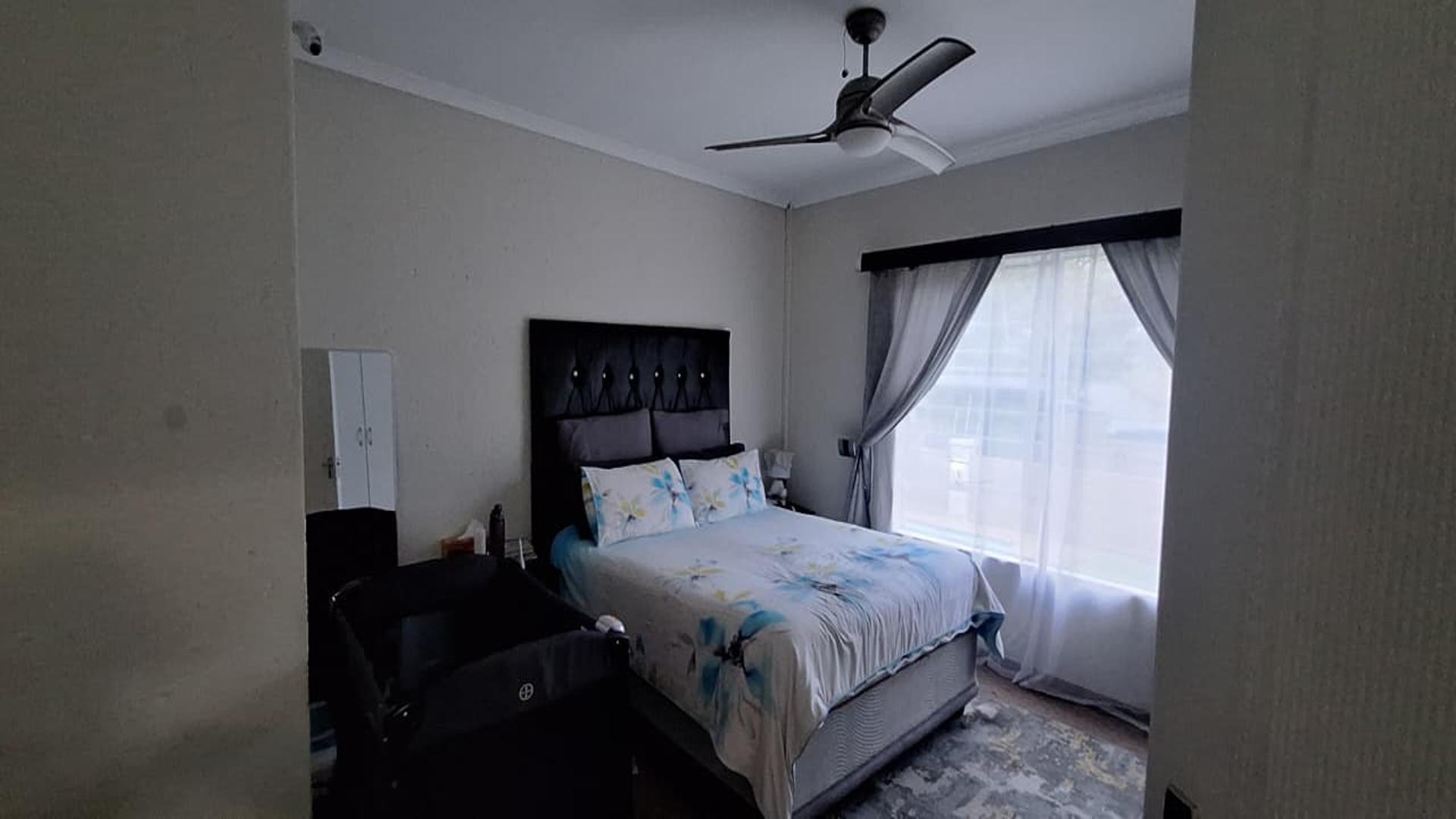 Main Bedroom - 19 square meters of property in Weltevreden Park