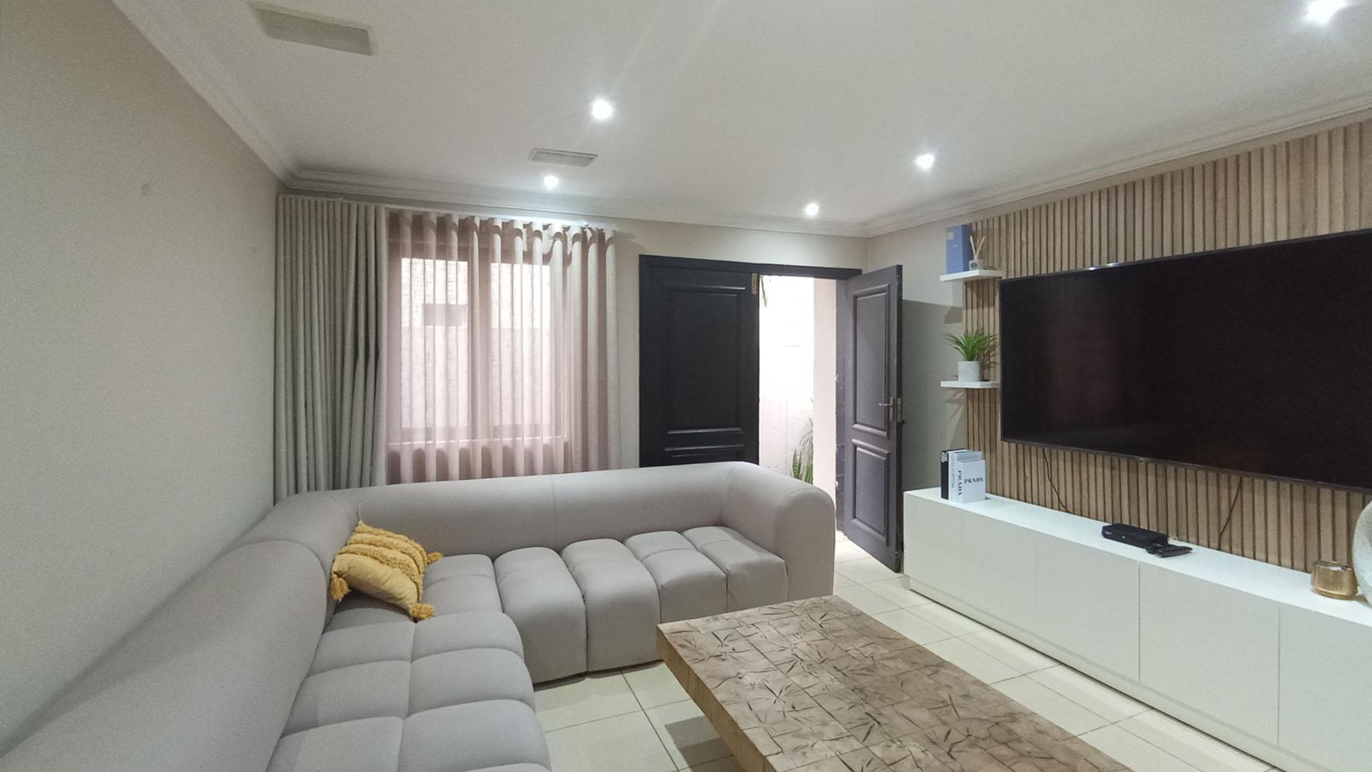 Lounges - 33 square meters of property in Noordwyk