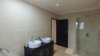 Bathroom 3+ - 10 square meters of property in Noordwyk