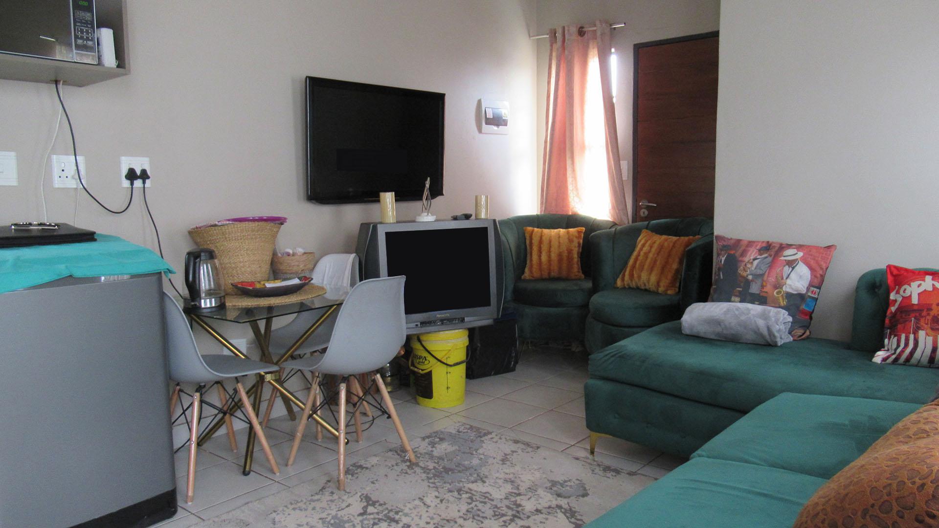 Lounges - 12 square meters of property in South Hills