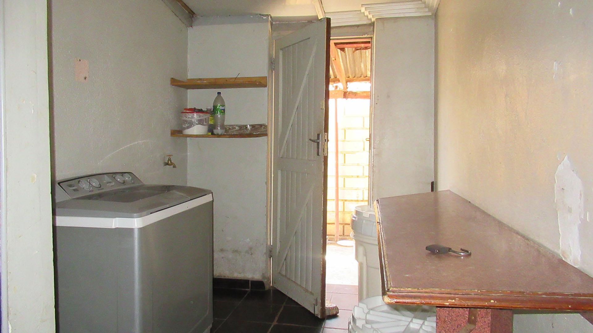 Foyer - 6 square meters of property in Palm Ridge