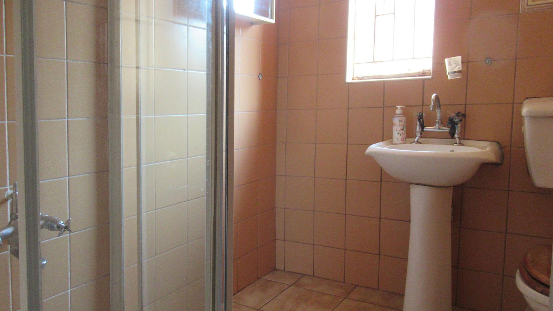 Bathroom 1 - 5 square meters of property in Palm Ridge