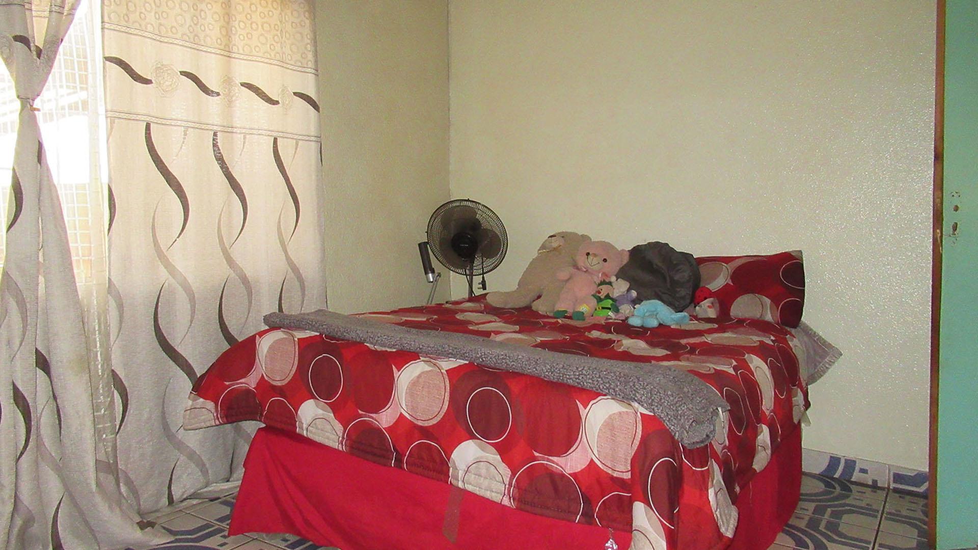 Main Bedroom - 28 square meters of property in Palm Ridge