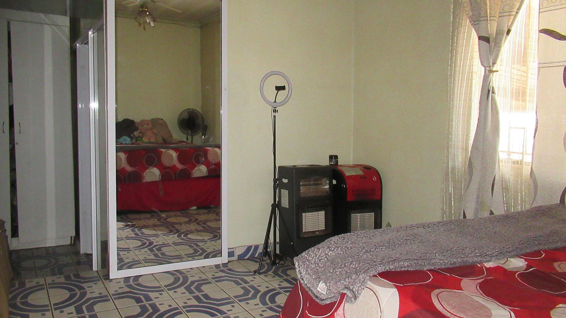 Main Bedroom - 28 square meters of property in Palm Ridge