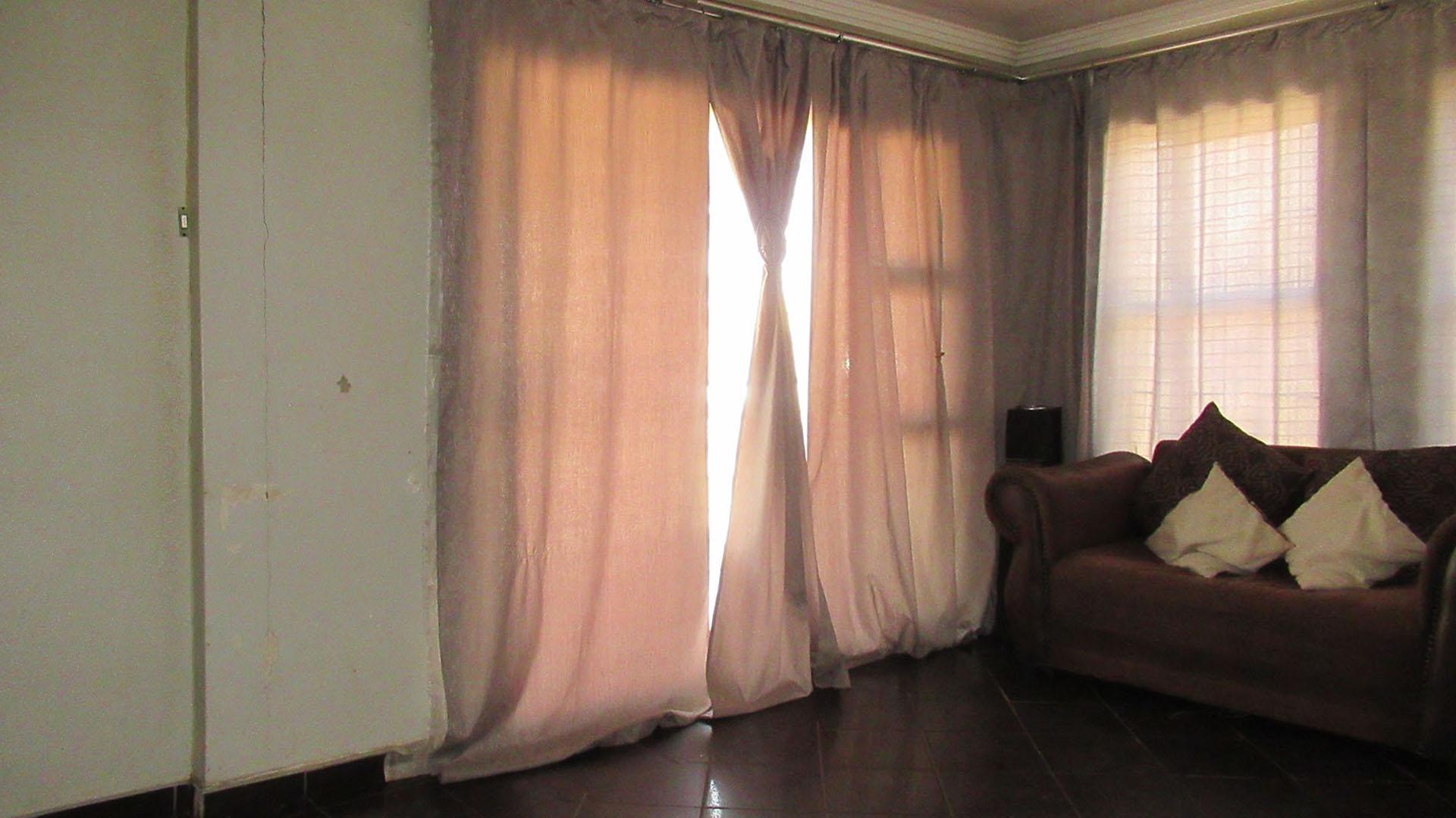 Lounges - 20 square meters of property in Palm Ridge